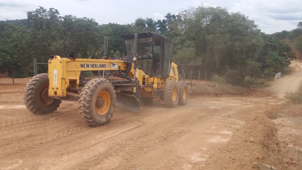 Prefeitura de São João das Missões recupera estradas e leva infraestrutura à zona rural